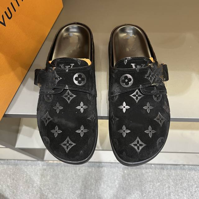 Embossed leather black closed-toe shoes