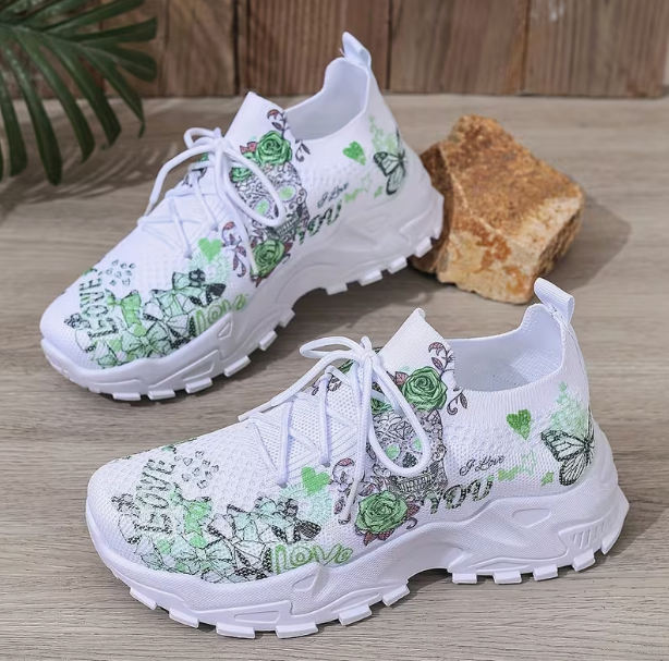 Breathable mesh athletic shoes