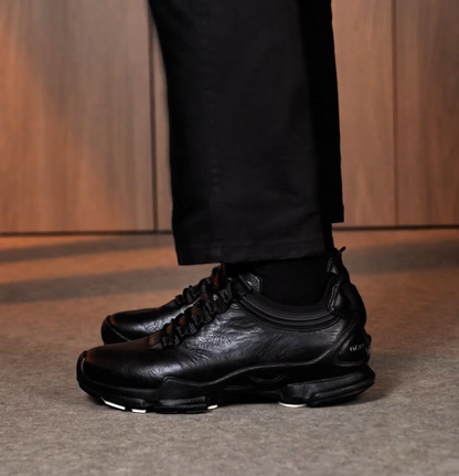 Black low-top leather shoes