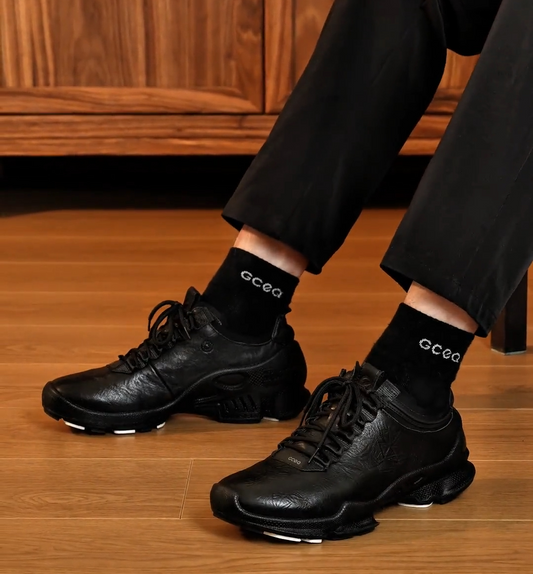 Black low-top leather shoes