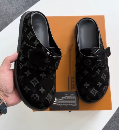Embossed leather black closed-toe shoes