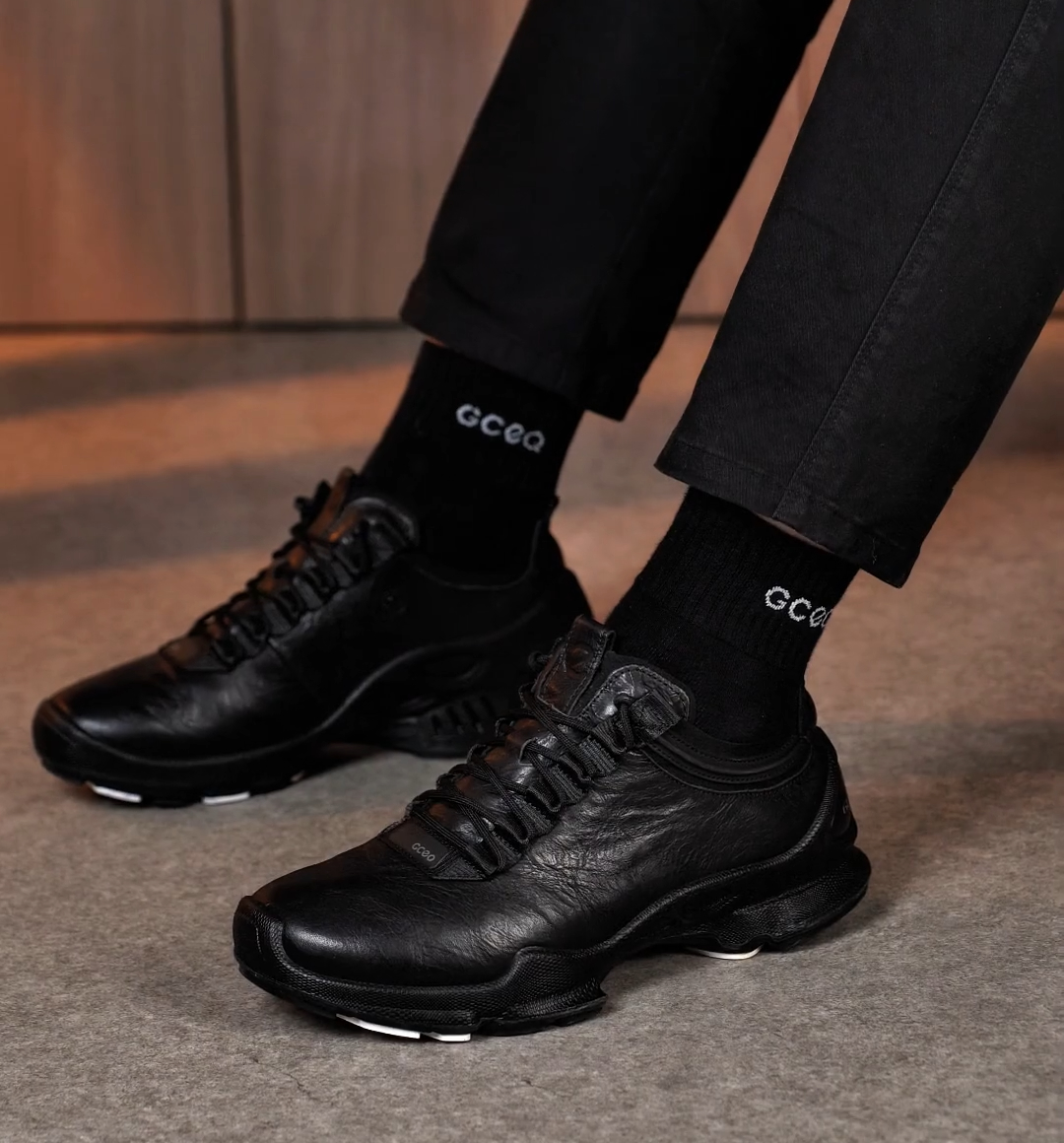 Black low-top leather shoes