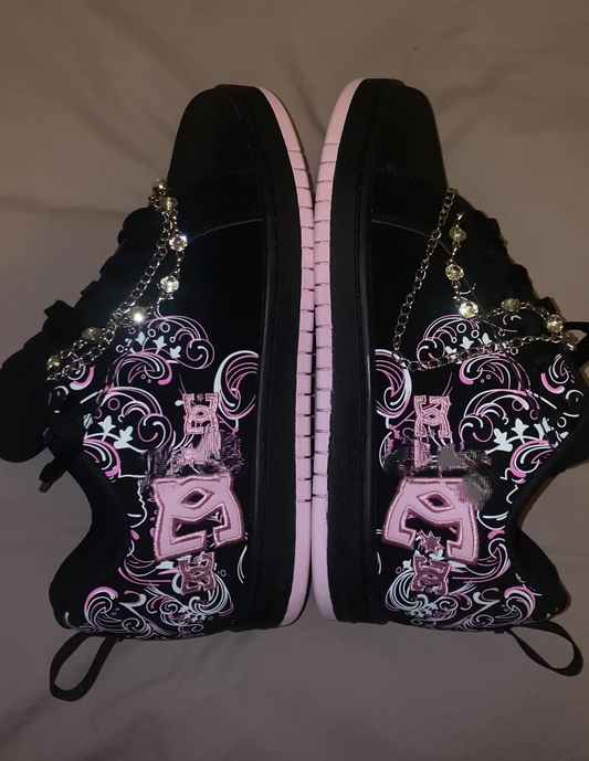 Pink embroidered skateboard shoes