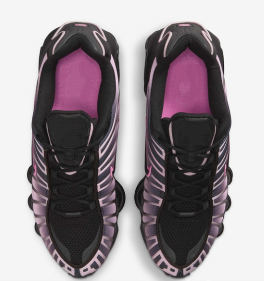 Shock-absorbing sports shoes
