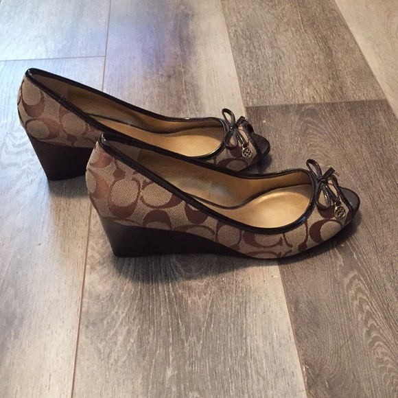 Open-toe wedge heels