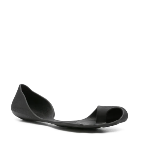 Toe ring slippers