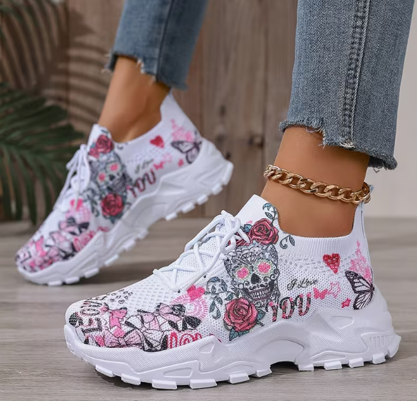 Breathable mesh athletic shoes