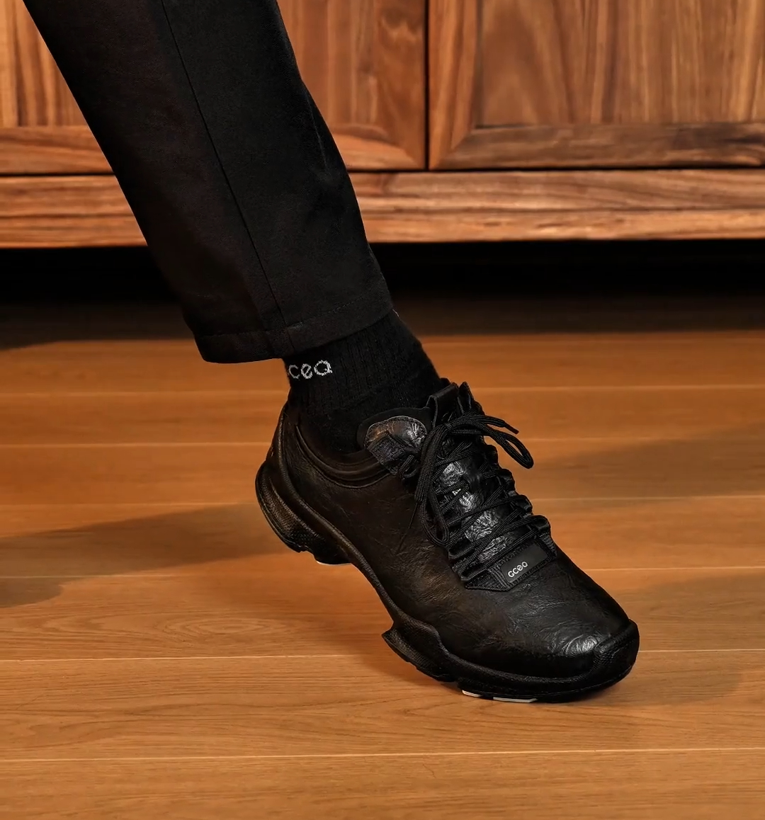 Black low-top leather shoes